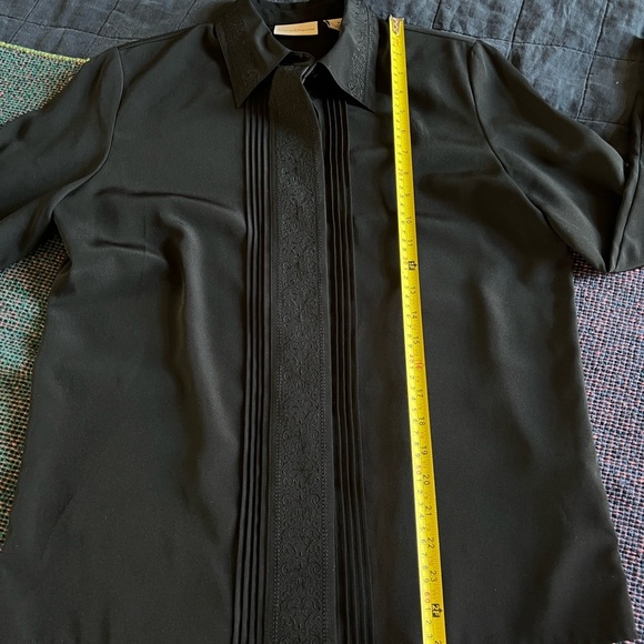 Elegant Black Button-Up Blouse - Picture 4 of 6